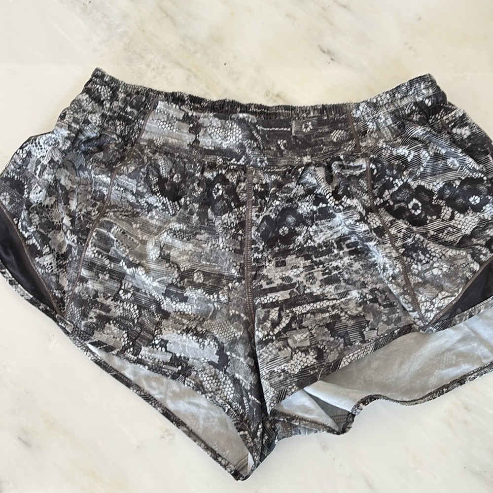 Women’s Lululemon hotty hot shorts black white 8